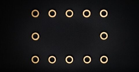 パワー半導体・放熱技術 (IGBT & Heat Sink) 鉄道・電力変換用IGBTベースプレート(Base Plate)の熱伝導性最適化と高精度ヒートシンク(Heat Sink Plate)加工技術 鉄道・電力変換用IGBTモジュールと精密加工された銅製ベースプレートおよびヒートシンク